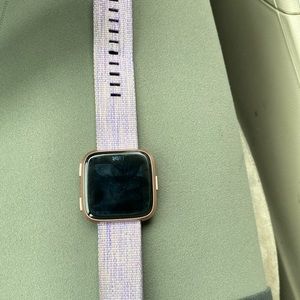 Fitbit versa special edition- charger included